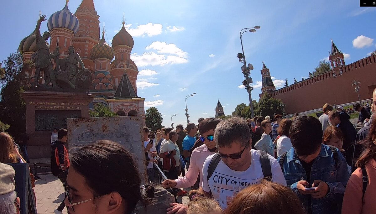 Какое уж тут фото на память, как бы толпа не затоптала