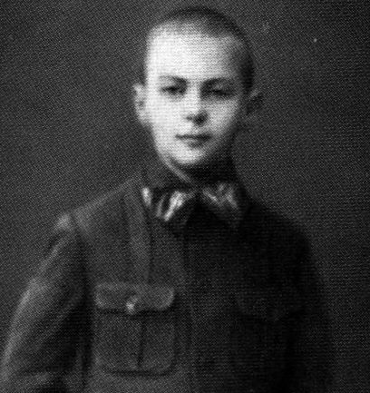 В детстве... Иван Ефремов изначально -  сын весьма обеспеченных родителей