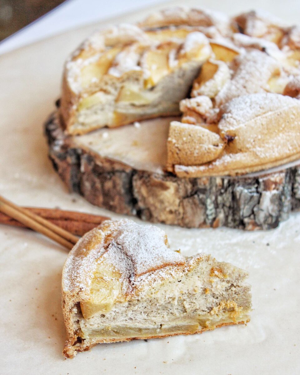 Шарлотка с орехами и яблоками