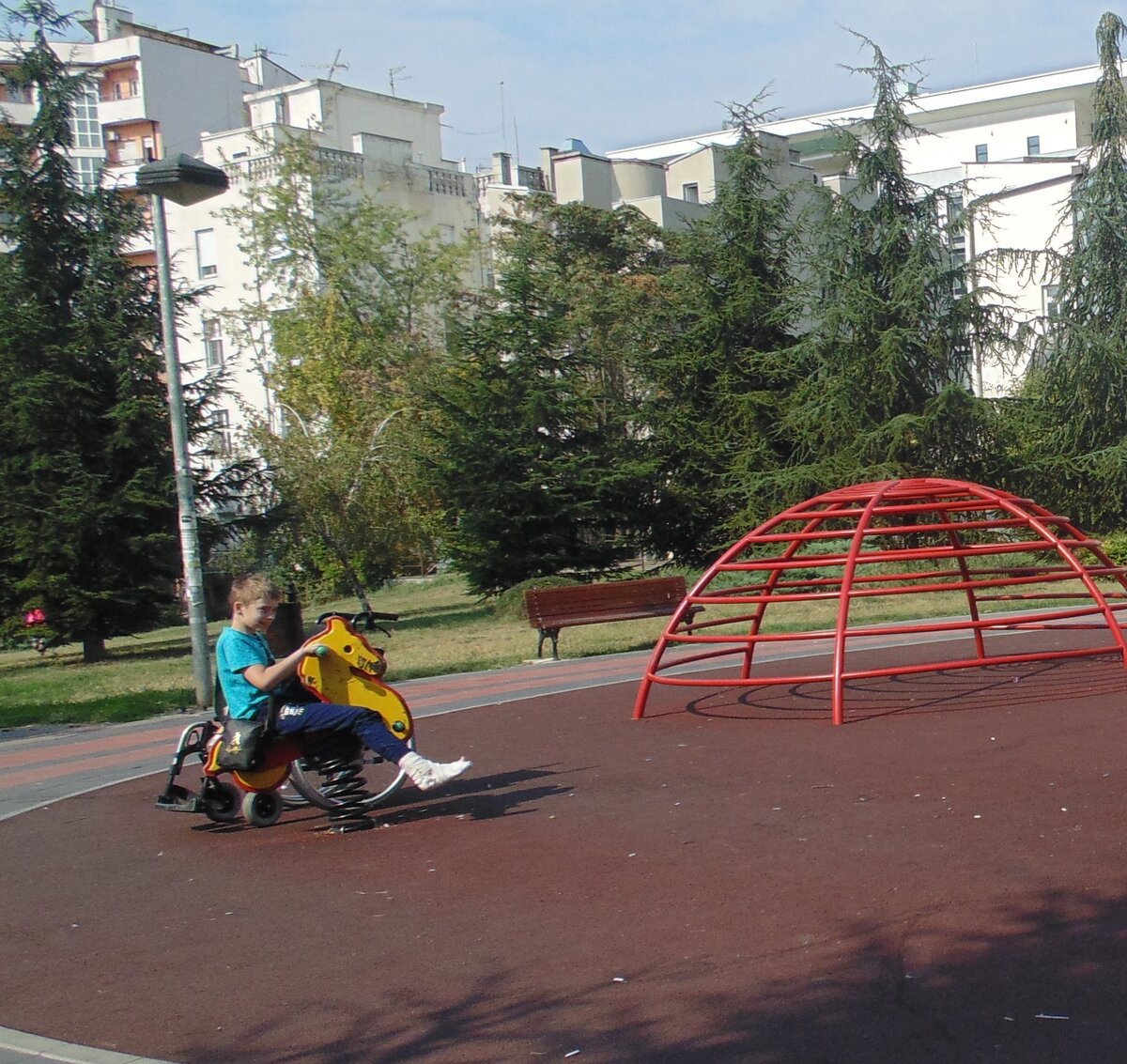 В центре Белграда в гипсе даже на качелях покатался))