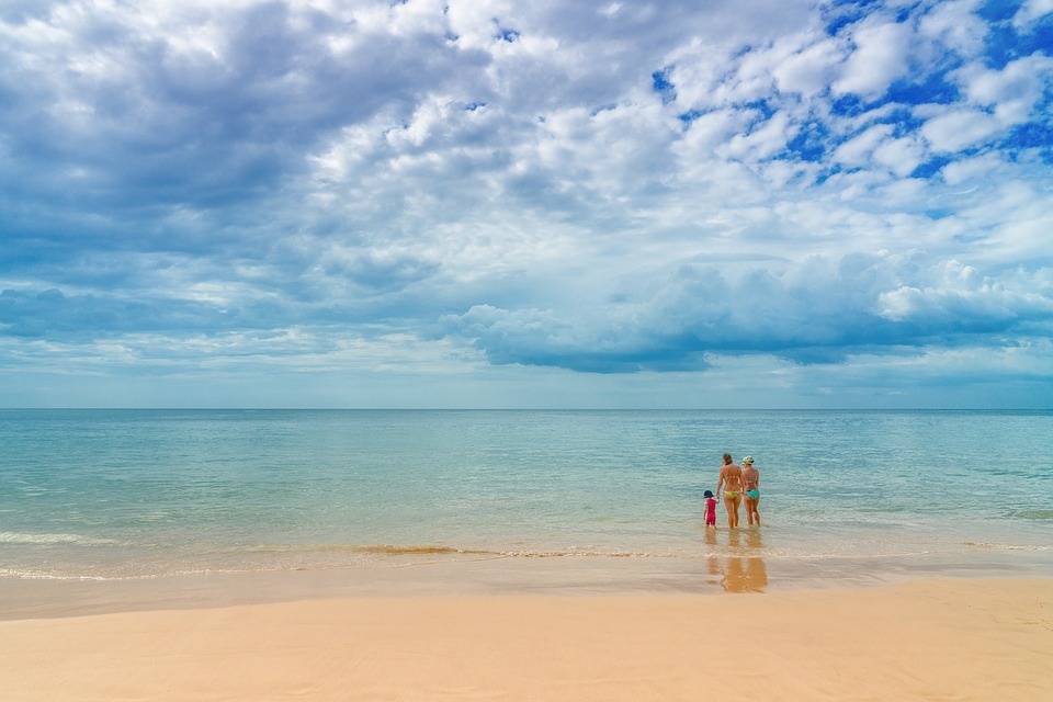https://cdn.pixabay.com/photo/2017/02/22/17/40/beach-2090067_960_720.jpg