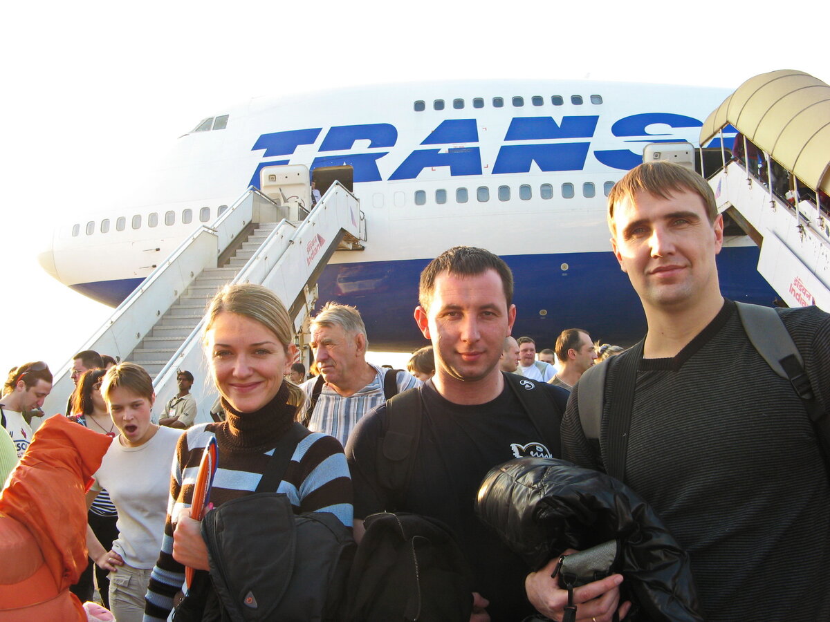 Вышли на свет после многочасового перелёта. Дома стоял мороз, и вынырнуть в лучи жаркого солнца было очень приятно