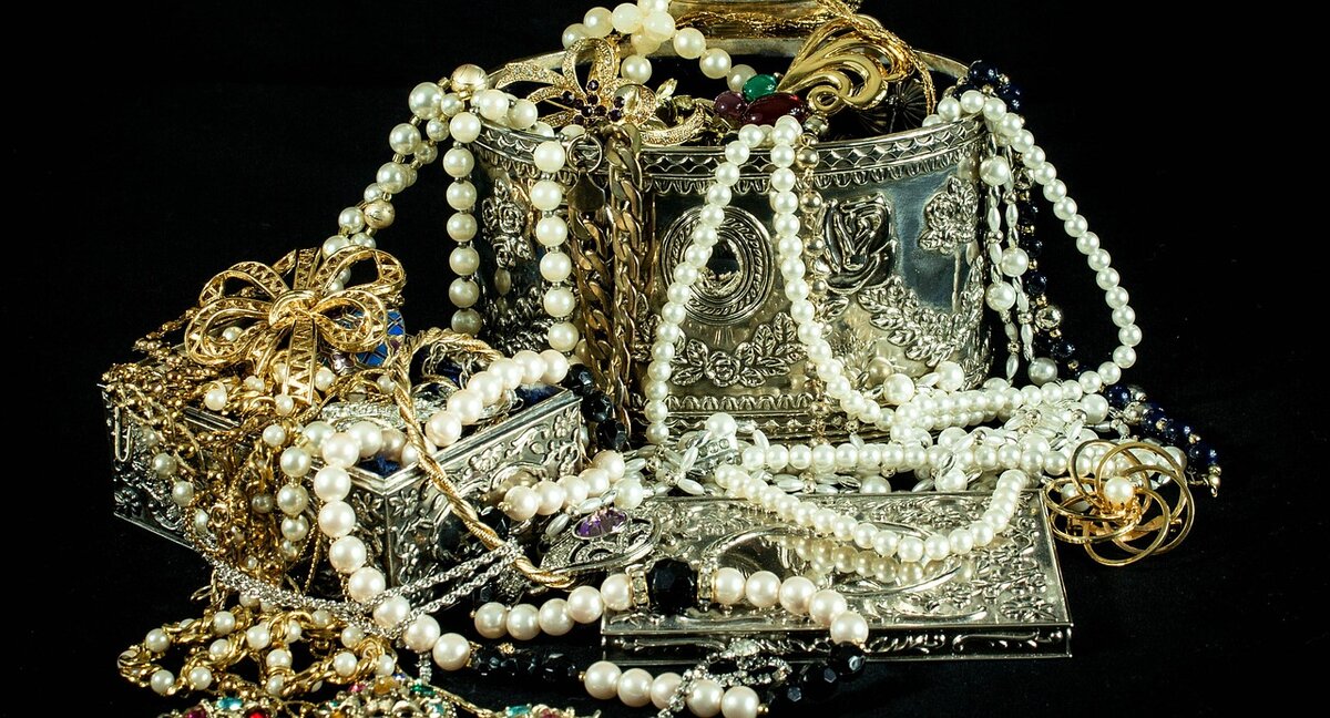 https://cdn.pixabay.com/photo/2014/07/18/13/49/jewels-396441_1280.jpg