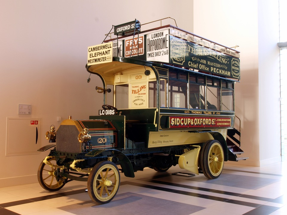 Автобус Daimler, ориентировочно 1904 год. Обилие рекламы на автобусе уже говорит о том, что более века назад маркетологи увидели в коммерческом транспорте золотую жилу для продвижения любой продукции.