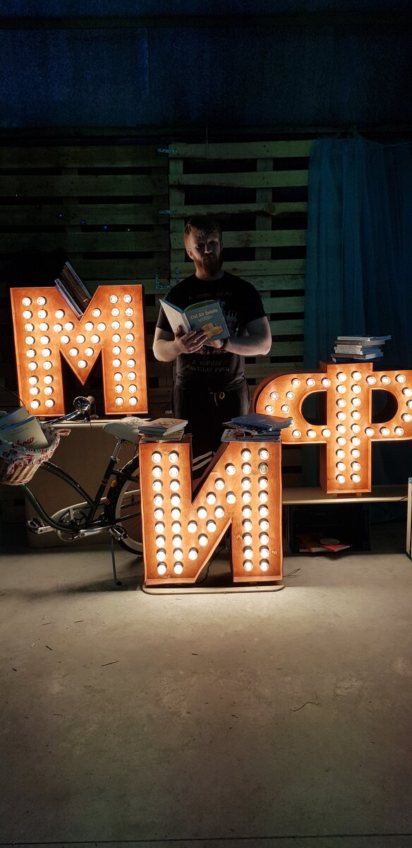 Гаражная распродажа издательства МИФ. 18 мая 2019 года.