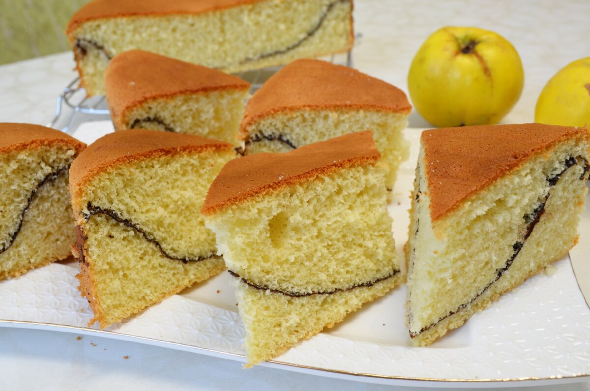 Предлагаю приготовить бисквит, у меня все любят просто бисквит, порезали и к чаю, а если вы любите тортики,это прекрасный бисквит. И красиво и быстро и вкусно