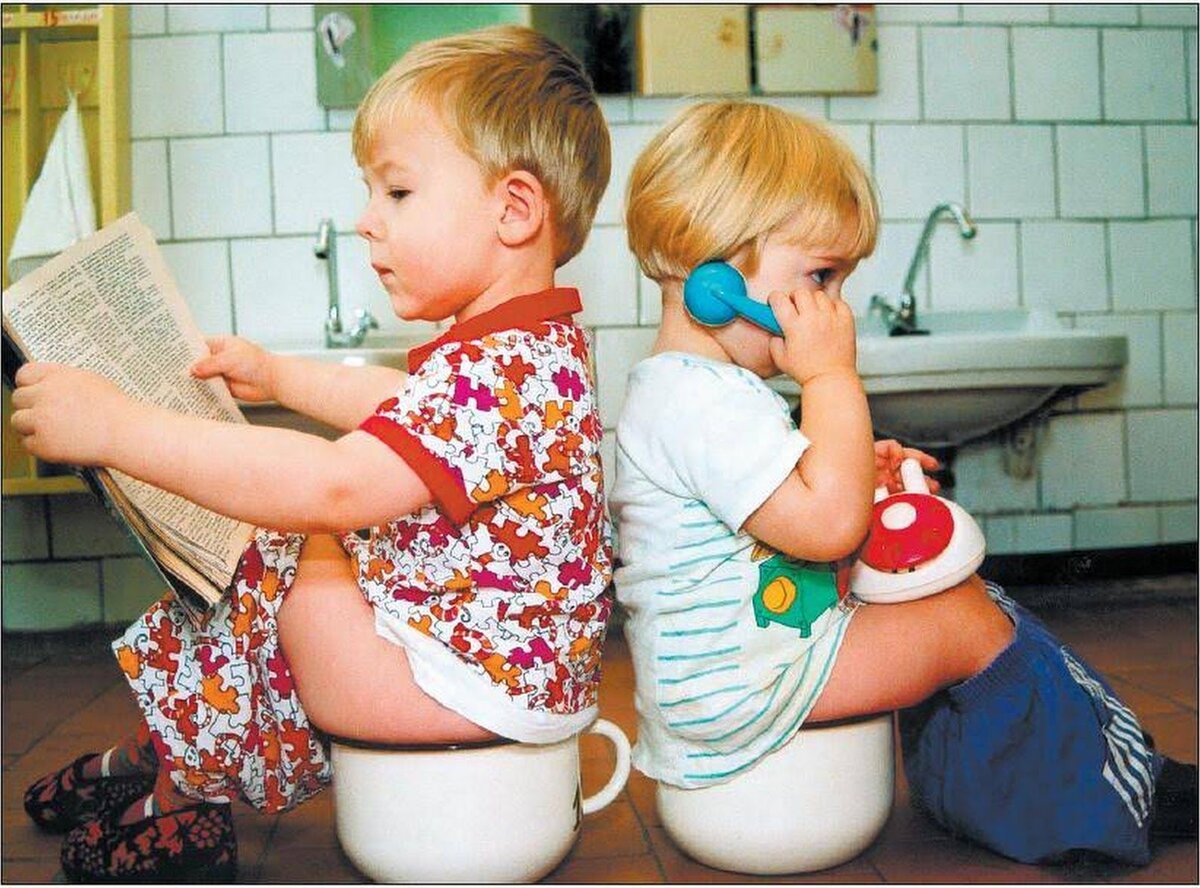 Дети  пойдут на горшок сами и не нужно их заставлять. И помните горшок - не место для игр, это место для ритуала...