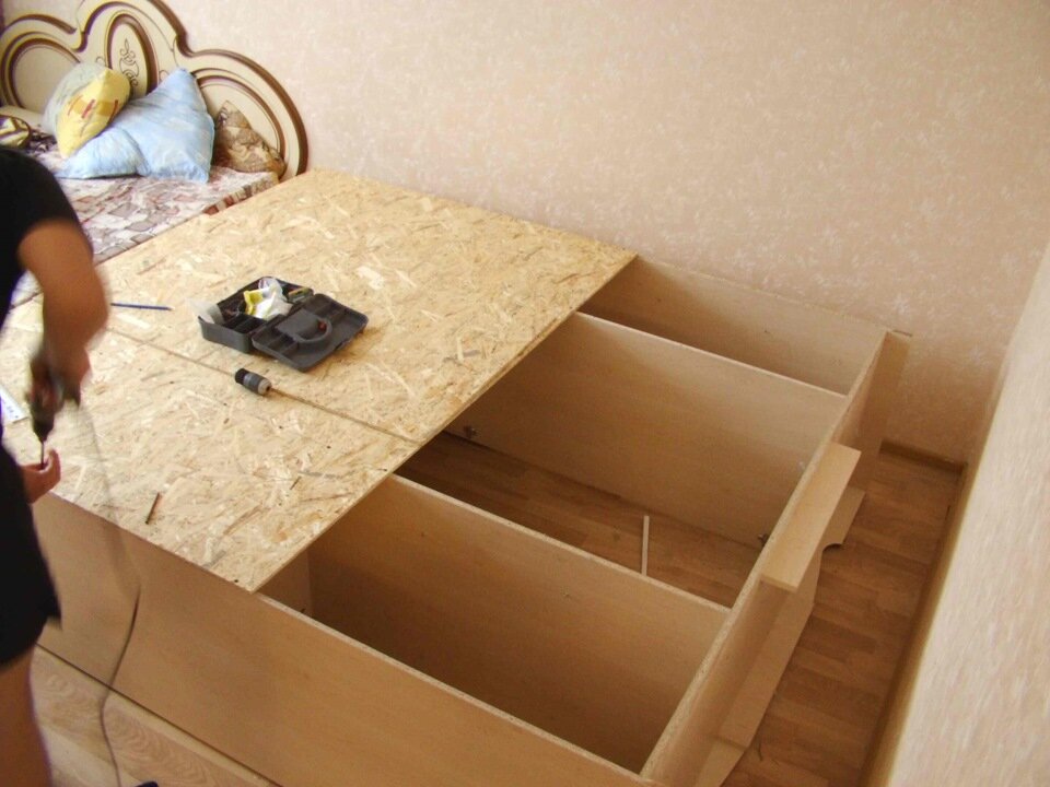 Если задняя стенка слабая, скорее всего ее придется делать самостоятельно из более прочных материалов // Источник: drive2.ru 