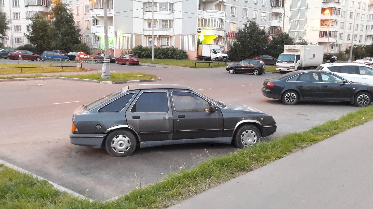 2.  Ford Sierra . Годы производства с 1982 по 1994. Можно подумать, что такие форды давно сгнили, но иногда попадаются. 