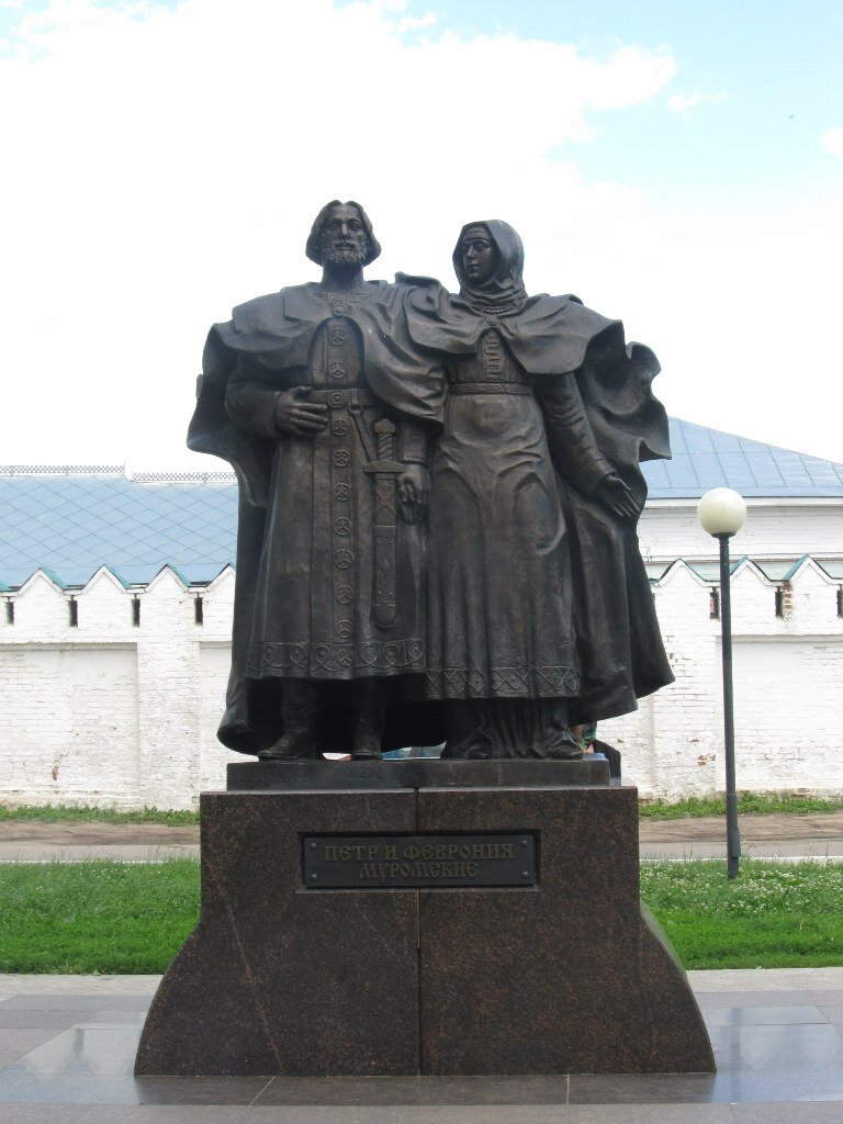 Памятник Св. Петру и Февроние на площади перед Свято-Троицким монастырём. Муром