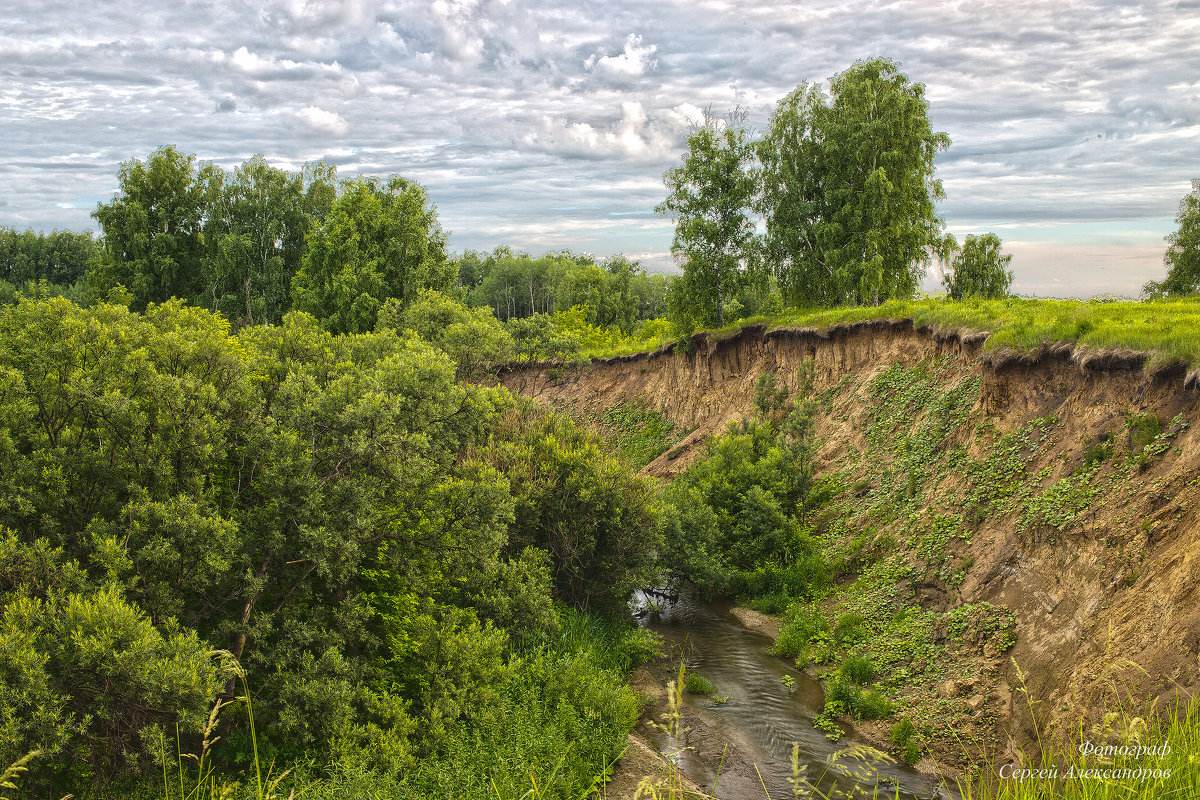 Обрывистый берег реки фото