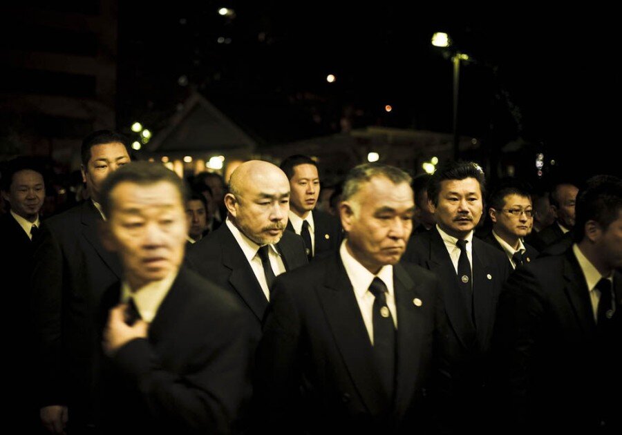 В этом году экономисты вновь громко заговорили об японизации мировой экономики. Эта «болезнь» уже охватила Японию и Европу, куда она пришла в виде количественного смягчения и отрицательных процентных ставок по вкладам и облигациям. Специалисты опасаются, что в следующем году она распространится и на всю остальную планету, включая США, которым для введения нулевых ставок достаточно, по мнению специалистов, сползти в самую обычную рецессию. Предпосылки же для этого, как следует из анализа динамики поведения кривой доходности, имеются. В случае прихода рецессии ФРС придется последовать примеру коллег из Японии и еврозоны и вернуть количественное смягчение.Пока на своих заседаниях на этой неделе ни ФРС, которая в этом году уже трижды снижала процентные ставки, ни ЕЦБ не собираются предпринимать никаких радикальных действий. Главный американский банк, скорее всего, возьмет передышку и не будет трогать ставку как минимум до первого квартала следующего года.

«У Центробанков нет другого выхода, как поддерживать рискованные активы и цены на них до того времени, когда станет возможной финансовая экспансия»,- считает Ричард Ходжес из Nomura Asset Management