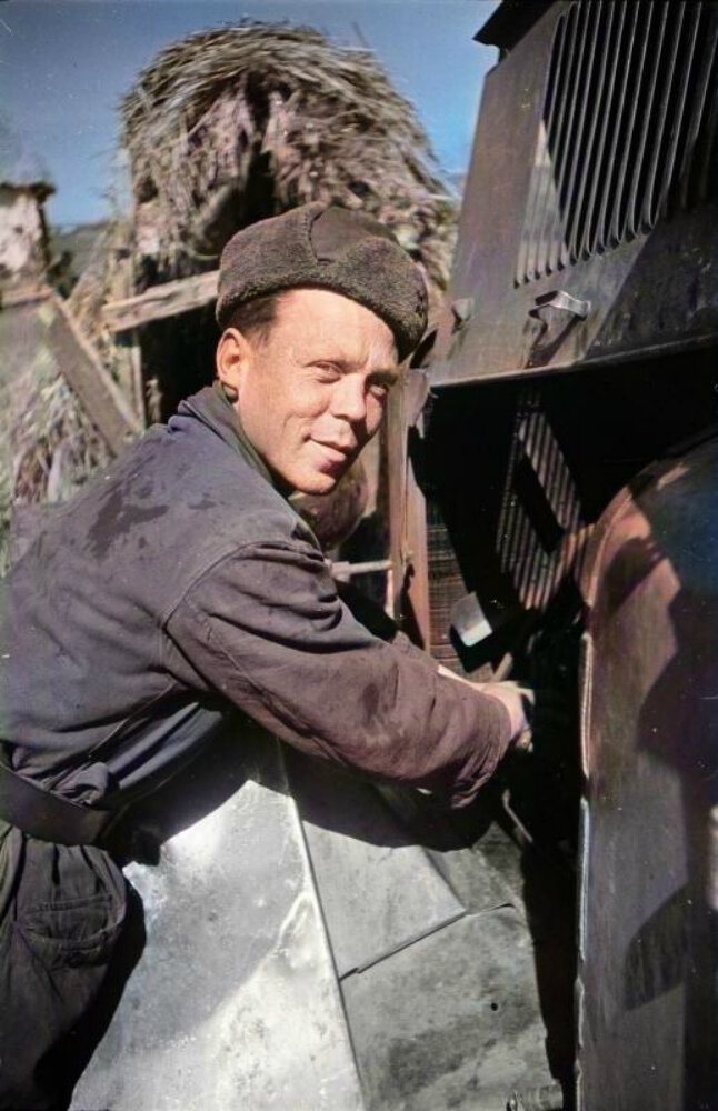 Водитель производит работы на прерывателе-распределителе зажигания (трамблере) двигателя автомобиля ЗиС-5 в населенном пункте под Сталинградом. Фотография использована в качестве иллюстрации.