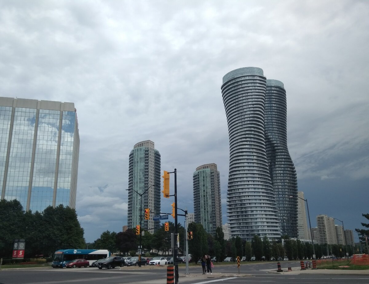 Absolute World — жилые башни в Миссиссаге