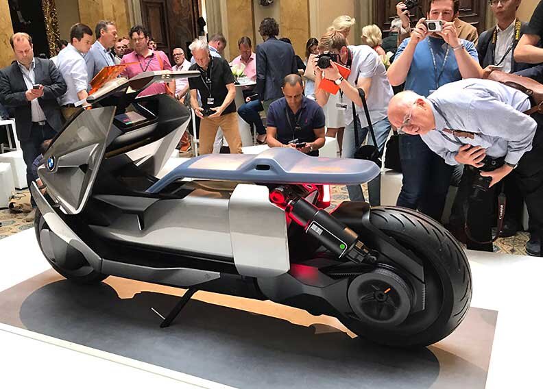 Концепция скутера BMW Concept Link связывает цифровой и аналоговый мир, а также фокусирует внимание на владельце и его потребностях в мобильности.