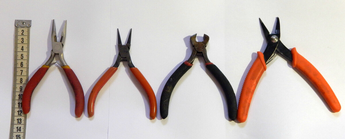 Мои бессменные помощники - плоскогубцы, круглогубцы, кучаски и разгибатель колечек