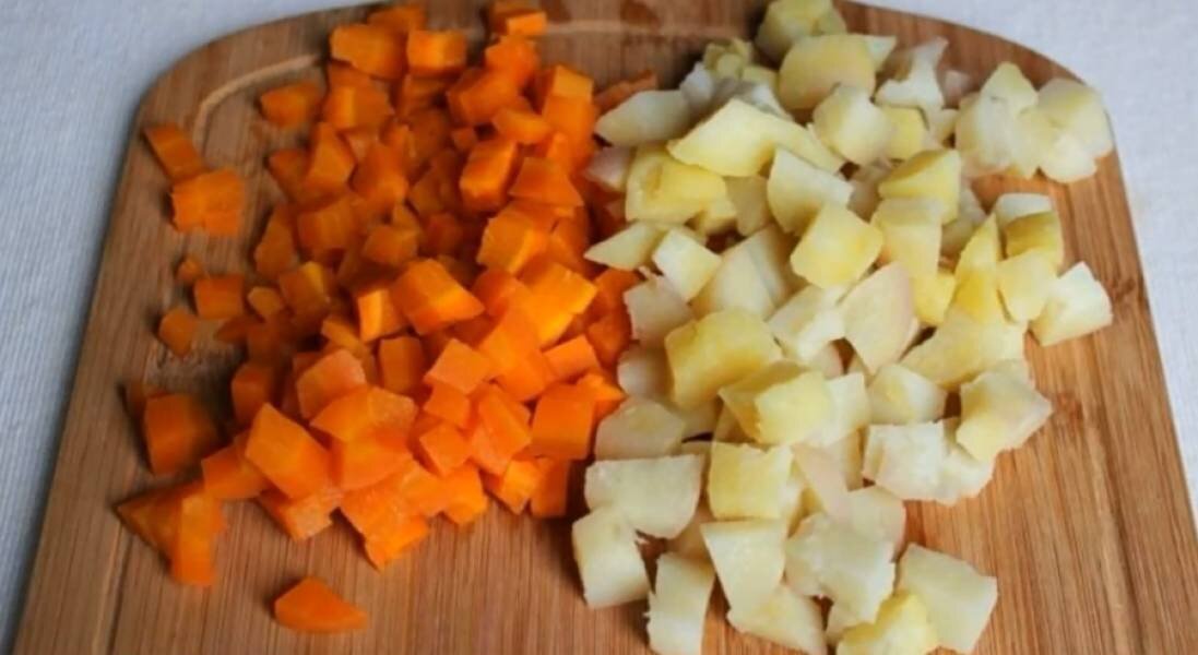 Картофель и морковь намыть и отварить до готовности в кожуре,остудить,очистить и нарезать на небольшие кубики