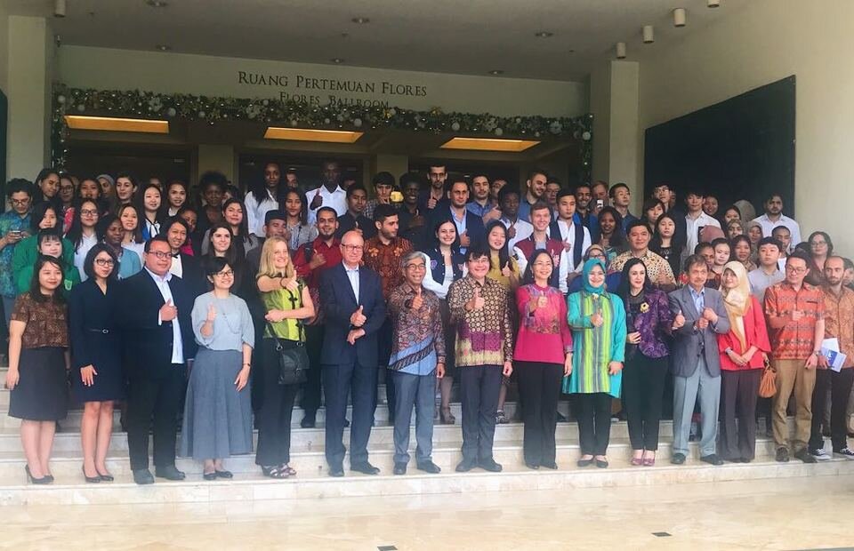 В индонезийских СМИ со всеми участниками конференции (Я стою во втором ряду ближе к центру). Джакарта, 2017 г. Ресурс: JakartaGlobe. 