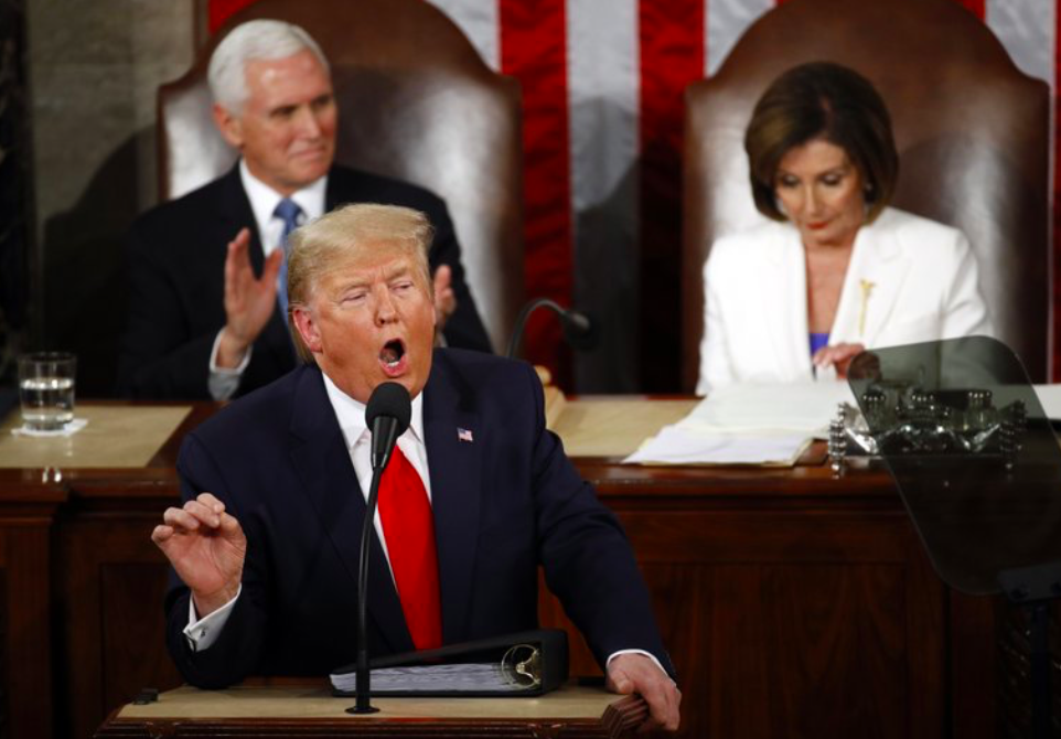 Президент США Дональд Трамп выступил со своим посланием о состоянии Союза на совместном заседании Конгресса на Капитолийском холме в Вашингтоне, вторник, февраль. 4, 2020, как вице-президент Майк Пенс и спикер Палаты представителей Нэнси Пелоси из Калифорнии., слушать.