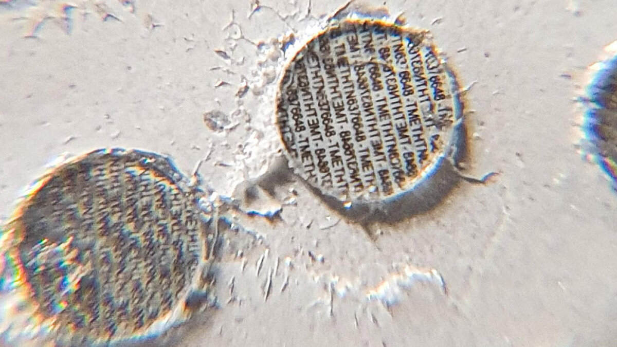 Так выглядят точки с кодом под микроскопом. Источник: Toyota