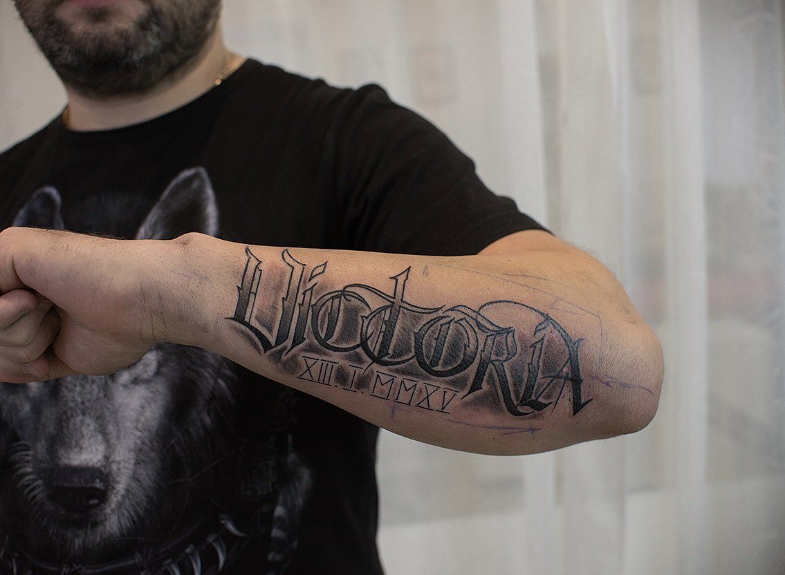 Татуировки мужские на руке: надписи на латыни для настоящих мужчин
