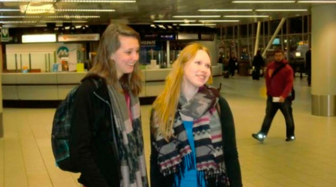 Девушки в аэропорте