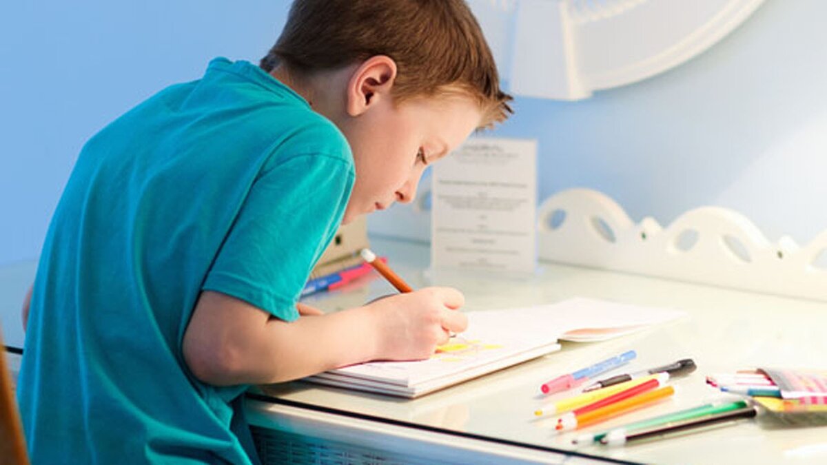 Ребенок делает домашнее задание