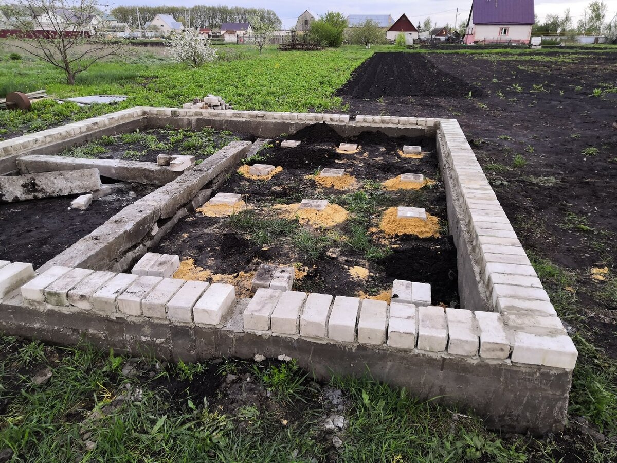 Конструкция пола в комнате отдыха: железобетонные балки (шпалы), затем лаги и деревянный настил