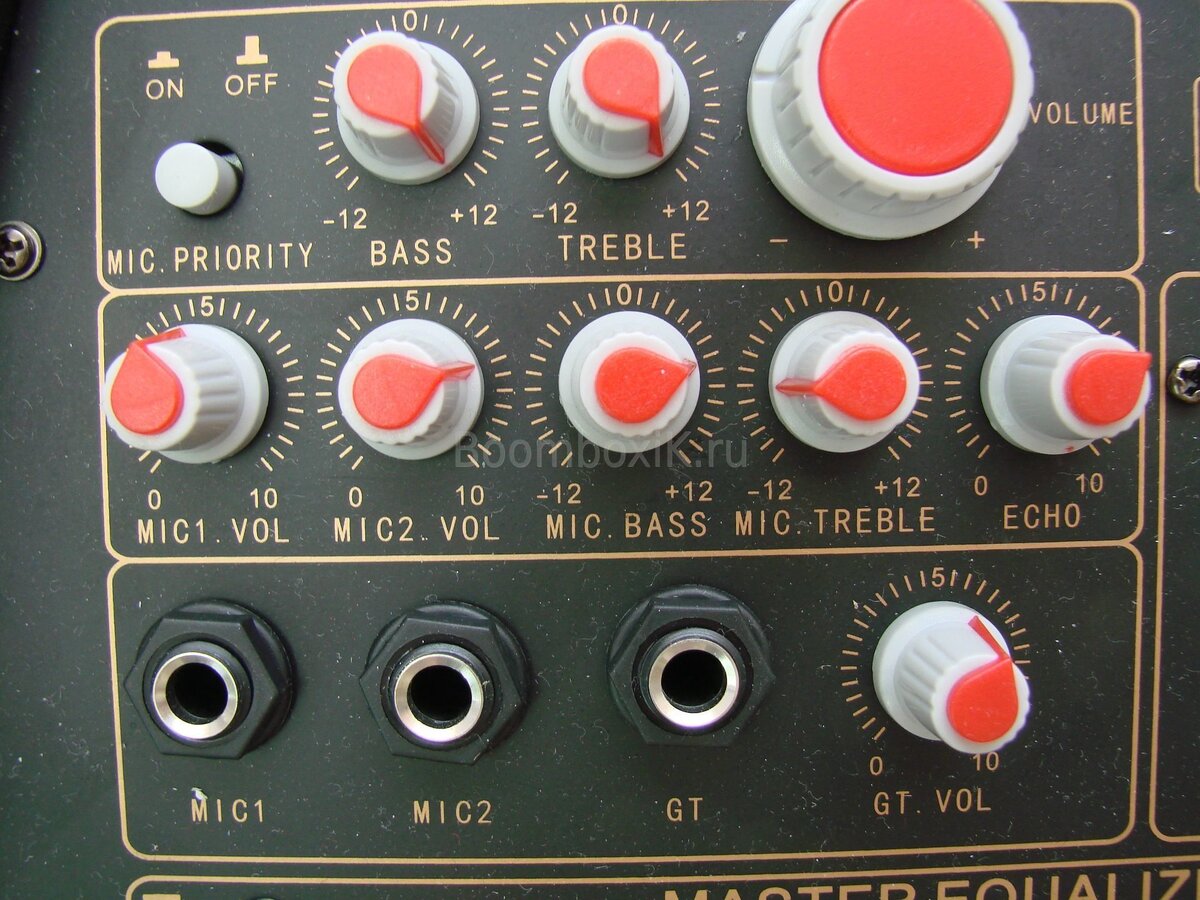 Управление звуком, управление микрофонами, регулировка громкости гитары, входы для микрофонов и гитарой...