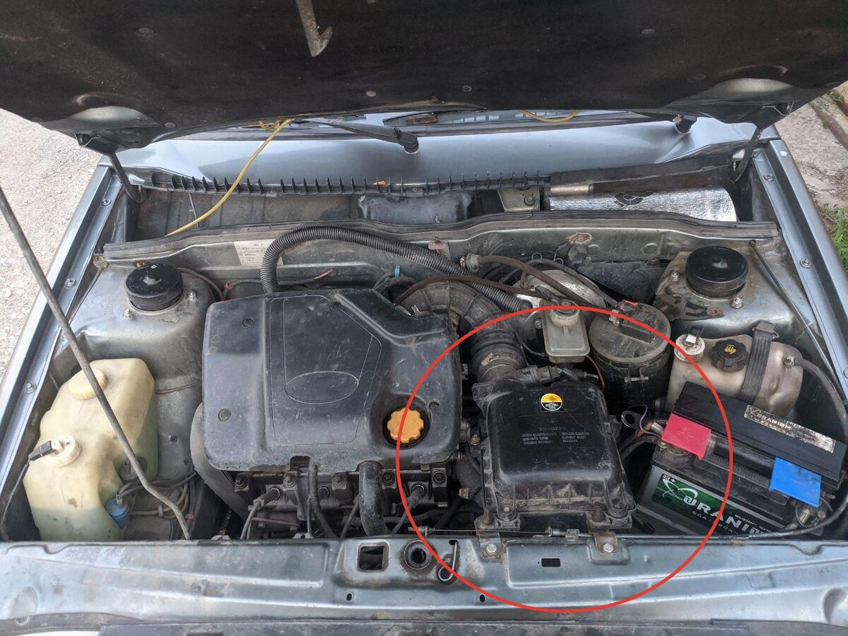 место воздушного фильтра под капотом