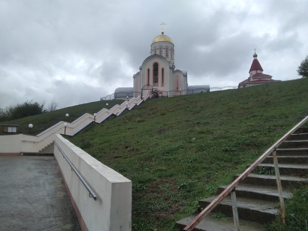 На горе возвышается белоснежный Храм Варвары Великомученицы. В нем проходят службы. Молятся о всех болящих и страждущих. (личная фотография автора) 