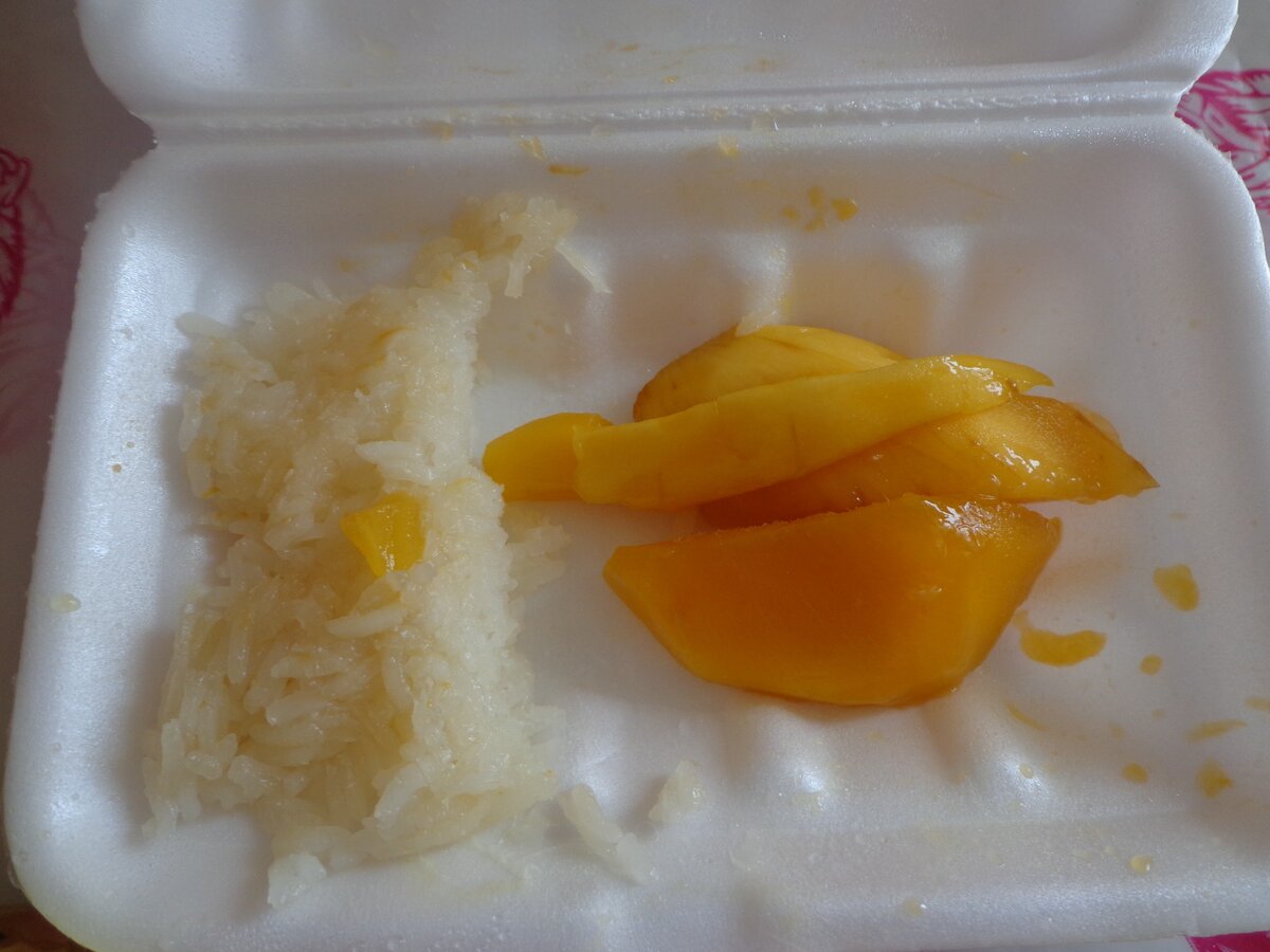 Мой любимый Манго стики райс (манго с липким рисом в кокосовом молоке). На следующем фото - цветной рис.