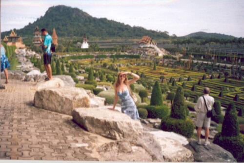 Фото автора поста в модном современном лабиринте Таиланда,  по сути, копирующем старинные парки Версаля 