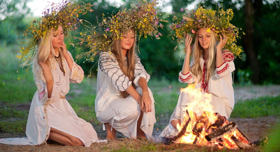 Девушки в Латвии отмечают летний праздник Līgo
фото с https://www.learnrussianineu.com/ 