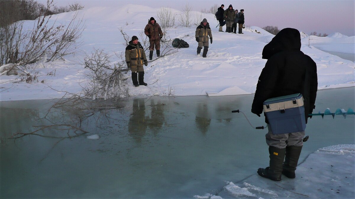 На нас с берега смотрели не успевшие  выйти на лёд рыбаки через все более широкую полосу воды...
