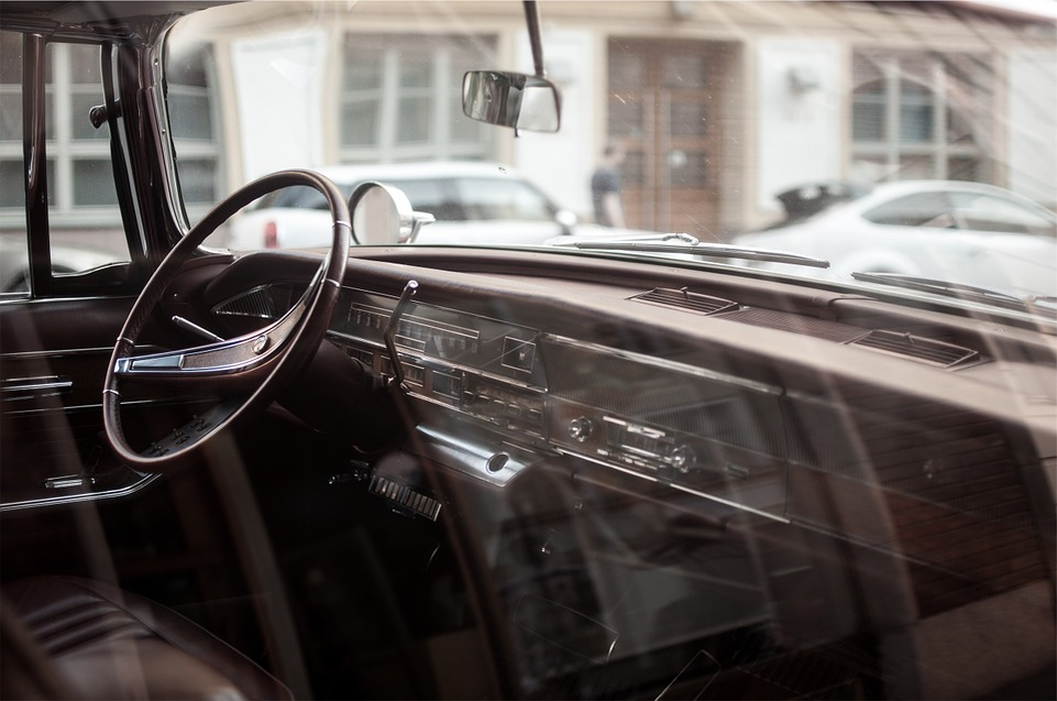 Источник: https://pixabay.com/photos/oldtimer-car-interior-steering-605509/