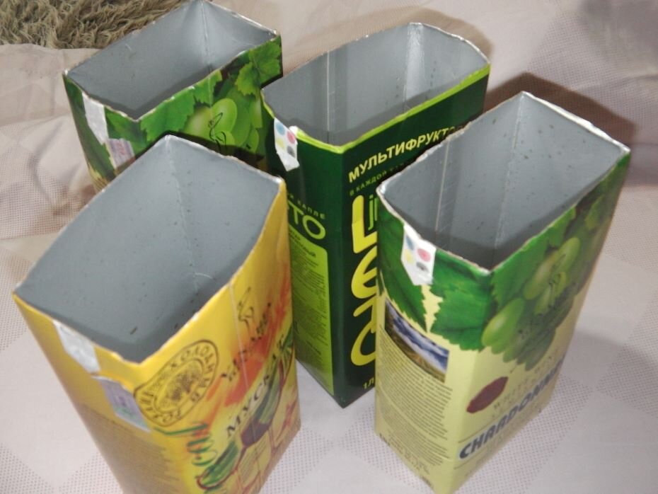 У коробок обрезали верх. Фото автора 