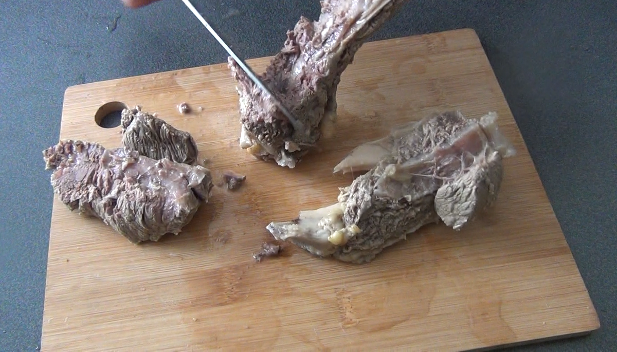нарезаем мясо для щей
