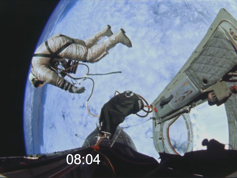 алексей леонов в открытом космосе. космический корабль восход. алмаз 2 фильм про космонавтов. эдвард уайт в открытом космосе. Doc.