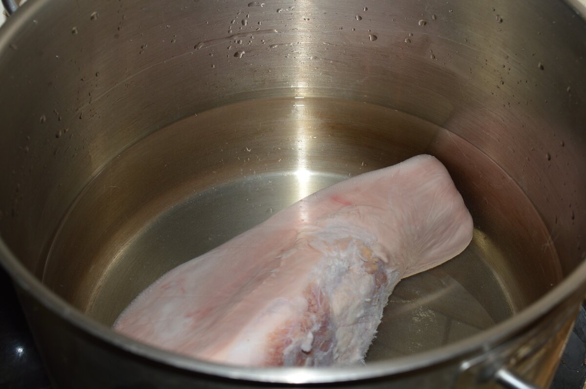 Сколько времени варить легкое свиное в кастрюле. Как варить свиной язык в кастрюле. Вареный язык. Варим 5 минут.
