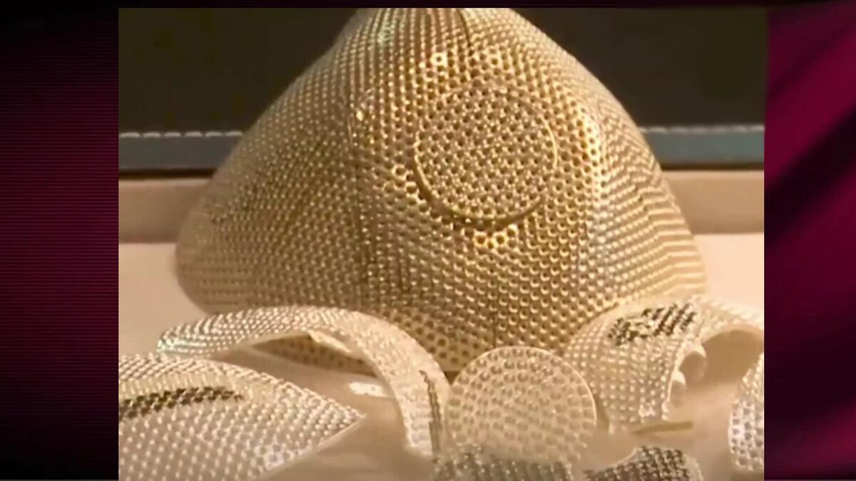 Заготовки золотой маски  Yvel с 3 600 бриллиантами