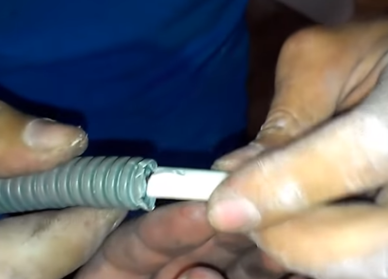 кабель прокладывается внутрь гофры