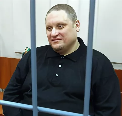 — В попечительском совете ГУИН Минюста вице-президентом.                                          В попечительском совете Троице-Сергиевой лавры вице-президентом. Числился ли я в коммерческой организации — не помню. Был учредителем и акционером большого количества компаний, например нескольких компаний с названиями "Росинкор".                  На момент заключения сделки с ЮКОСом я не жил под мостом, не питался на помойке и не имел необходимости бросаться в такую авантюру по отношению к государству, которое я люблю.                                                                                                                             Ведь я учился в Высшей школе КГБ имени Дзержинского, работал в этом комитете... Если вы согласитесь с выводами следствия, что я взял на себя 17 млрд рублей, тогда надо проверить меня на вменяемость.