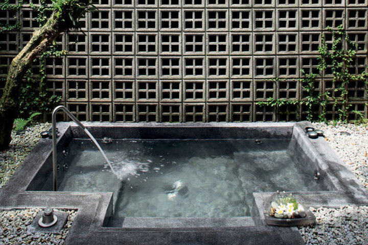 Ванна из бетона в углублении земли