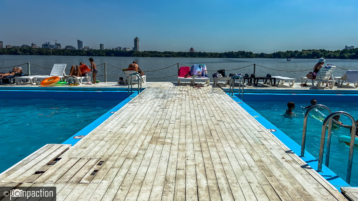 Вид на строгинскую акваторию - сейчас так модно говорить, раньше это был просто залив