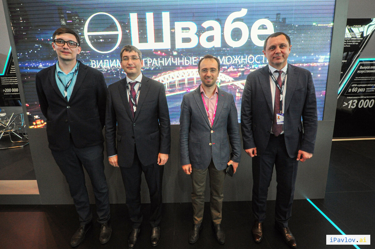 Иннопром 2021, Екатеринбург. Сергей Дмитроченко, заместитель главы оптико-электронного холдинга «Швабе» (Госкорпорация “Ростех”), Анатолий Слудных, генеральный директор АО “ПО “УОМЗ” и Лоран Акопян, исполнительный директор НИЦ АО «Швабе» в МФТИ, генеральный директор iPavlov.