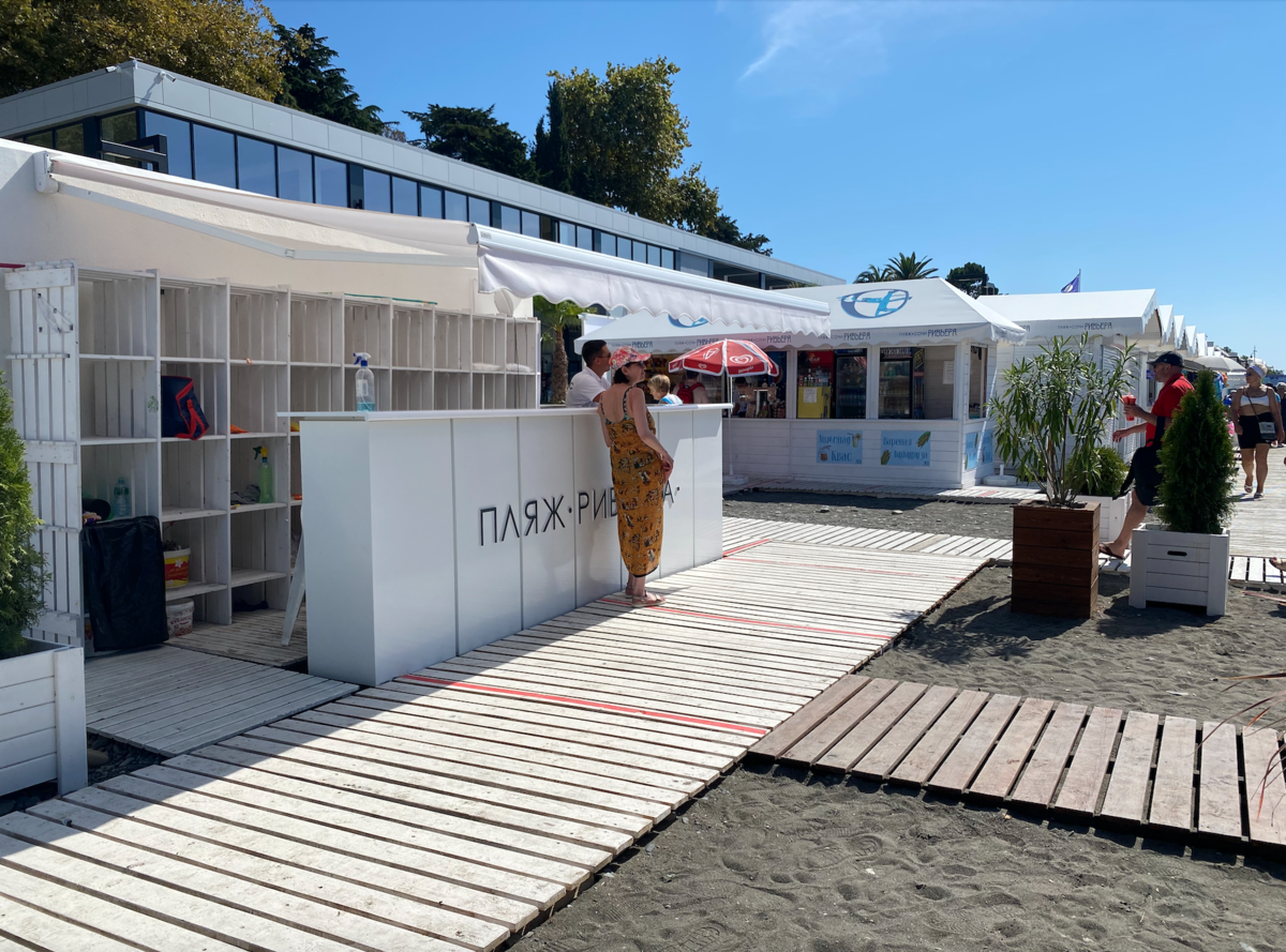 Пляж, действительно, выглядит очень симпатично и современно