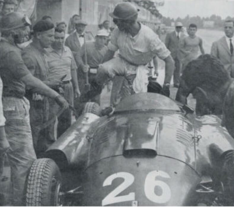 Питер Коллинз передает машину Хуану Мануэлю Фанхио