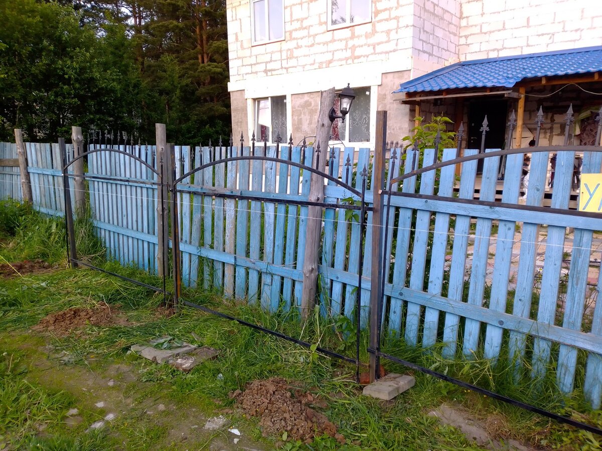 Здесь заборные секции пока еще не приварены к столбам. (фото автора)