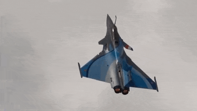 Французский многоцелевой истребитель четвёртого поколения Dassault Rafale (GIF видео).